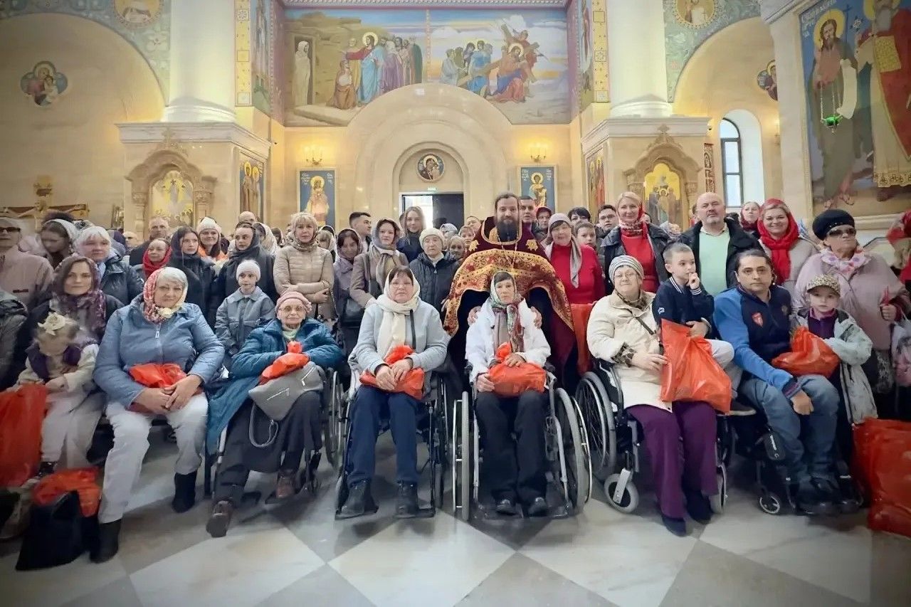 Пасхальная радость для всех: во Владивостоке маломобильные прихожане посетили праздничное богослужение в главном храме Приморья