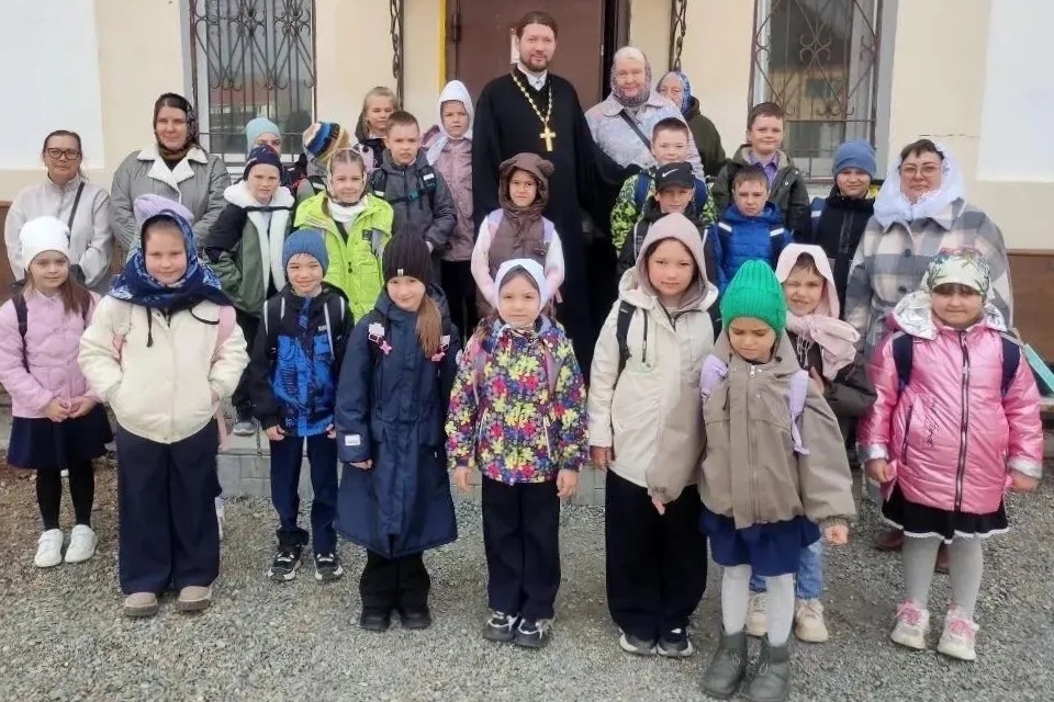 В храме поселка Заводской прошла экскурсия для первоклассников в преддверии Пасхи