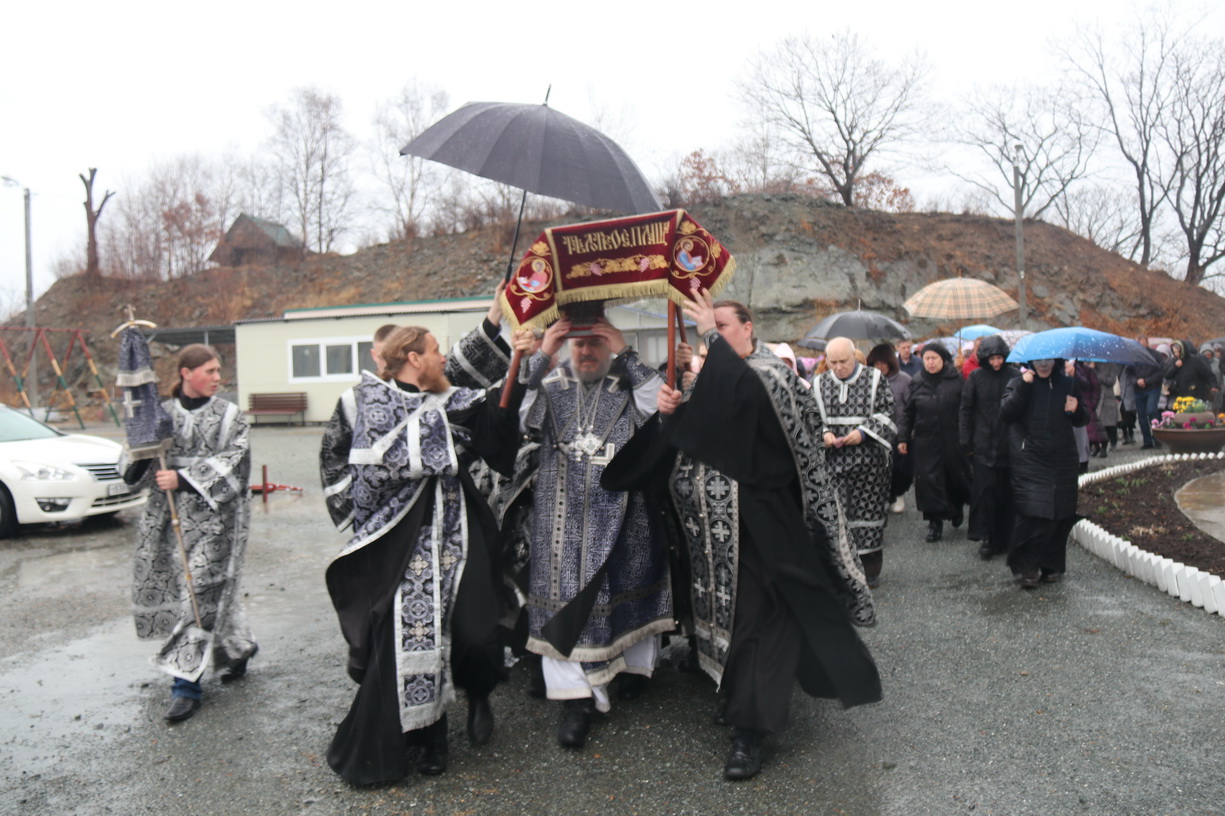 Епископ Николай совершил утреню Великой субботы с чином Погребения Плащаницы Господа.