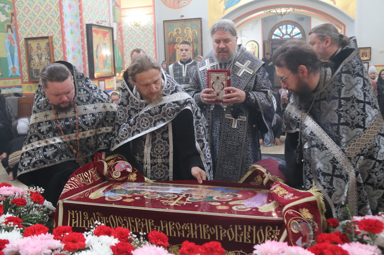 В Великую пятницу, епископ Находкинский и Преображенский Николай совершил вечерню с выносом Плащаницы Спасителя в Казанском Кафедральном соборе г. Находки.
