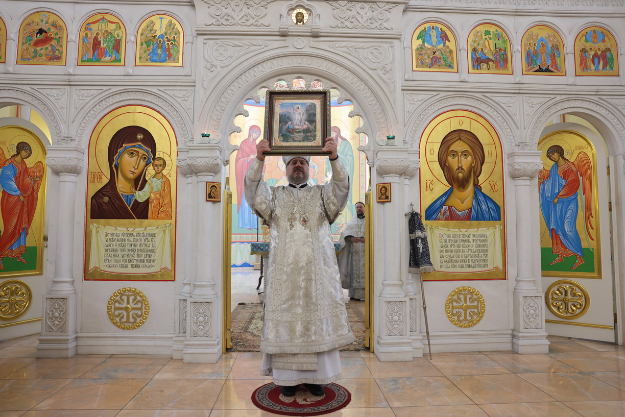 В Великую субботу епископ Находкинский и Преображенский Николай совершил вечерню с чтением 15-и паремий и Божественную литургию свт. Василия Великого в Казанском Кафедральном соборе г. Находки.