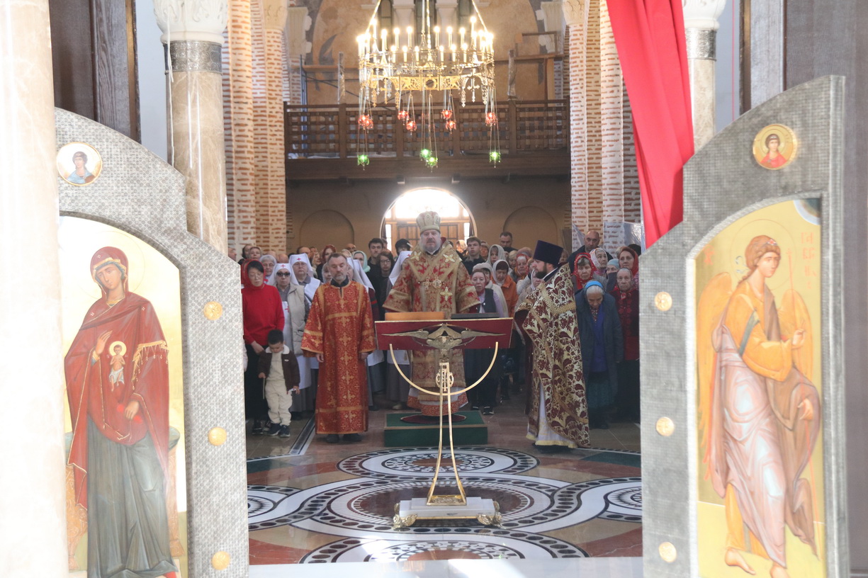 В Светлый вторник епископ Находкинский и Преображенский Николай возглавил Божественную литургию в храме прп. Максима Исповедника г. Находки.