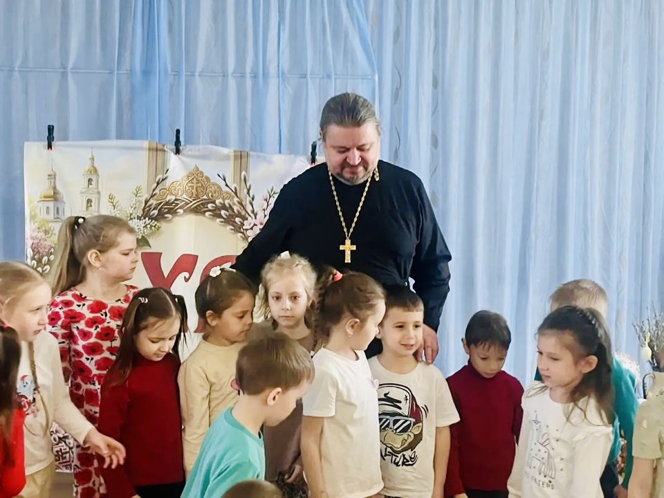 Священник поздравил воспитанников детского сада со Светлой Пасхой.