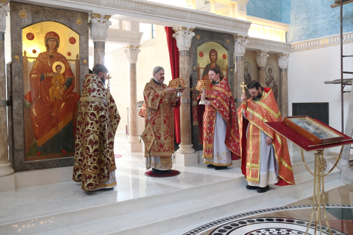 Епископ Находкинский и Преображенский Николай возглавил Божественную литургию в Свято-Максимовском храме.