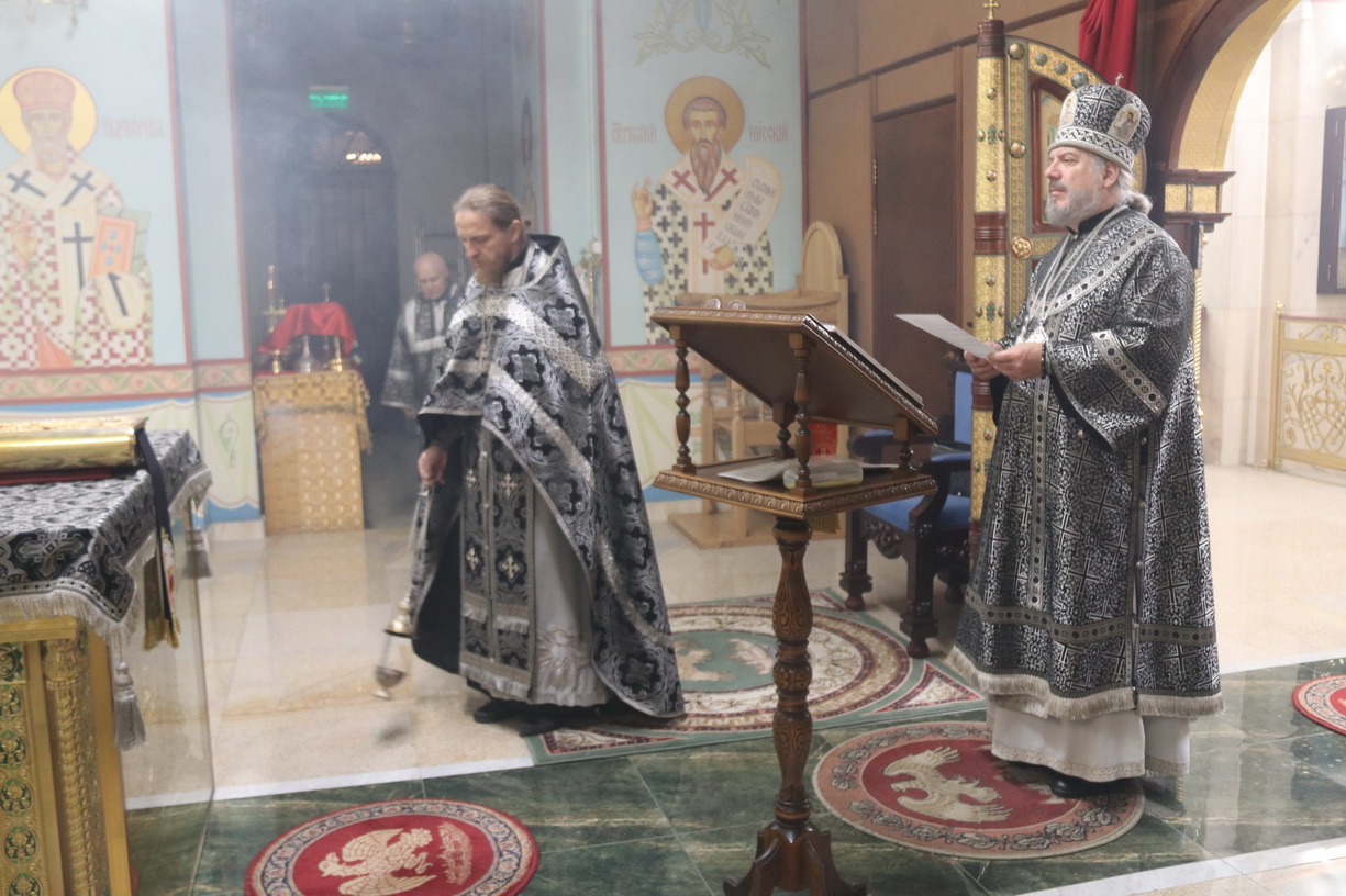В Великий понедельник епископ Николай совершил Литургию Преждеосвященных Даров.