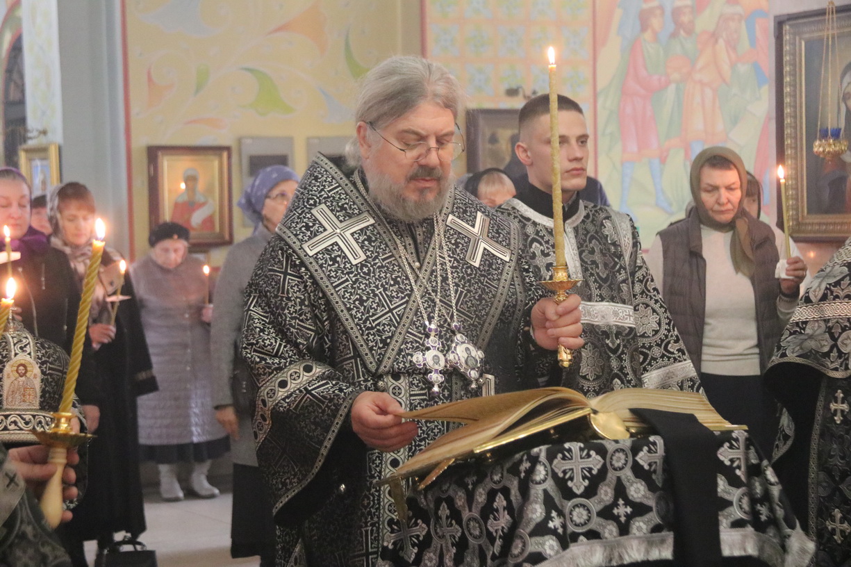 Епископ Находкинский и Преображенский Николай совершил утреню Великой пятницы с чтением двенадцати Страстных Евангелий.