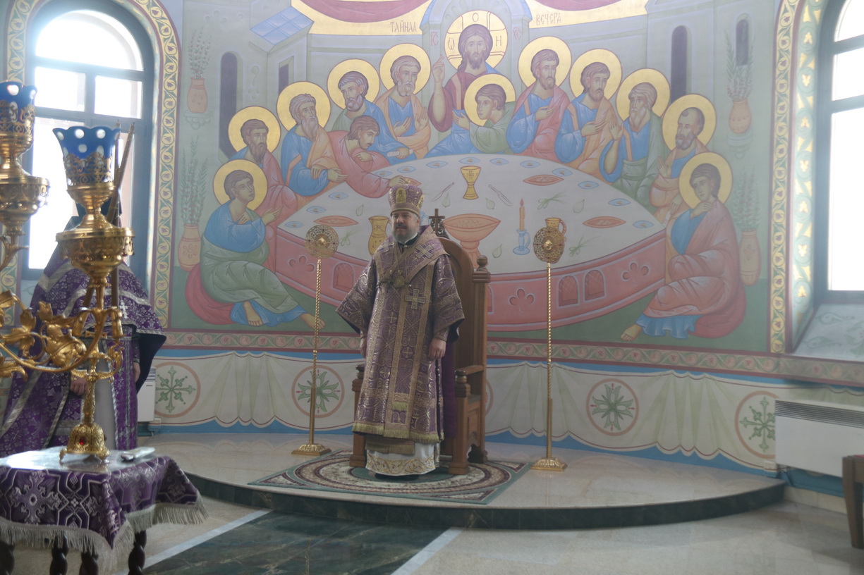 В Великий четверг епископ Находкинский и Преображенский Николай совершил вечерню и Божественную литургию свт. Василия Великого в Казанском Кафедральном соборе г. Находки.