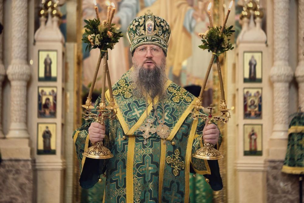 Митрополит Павел возглавил всенощное бдение в канун праздника Святой Троицы в кафедральном соборе Владивостока