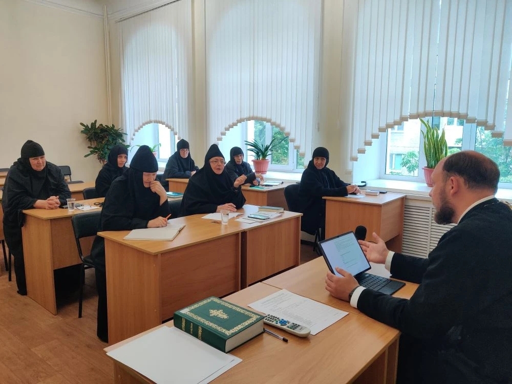Завершается учебный год на курсах богословской подготовки для монашествующих