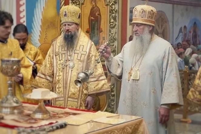Митрополит Павел совершил соборное богослужение в Хабаровске и поздравил главу Приамурской митрополии с днем тезоименитства