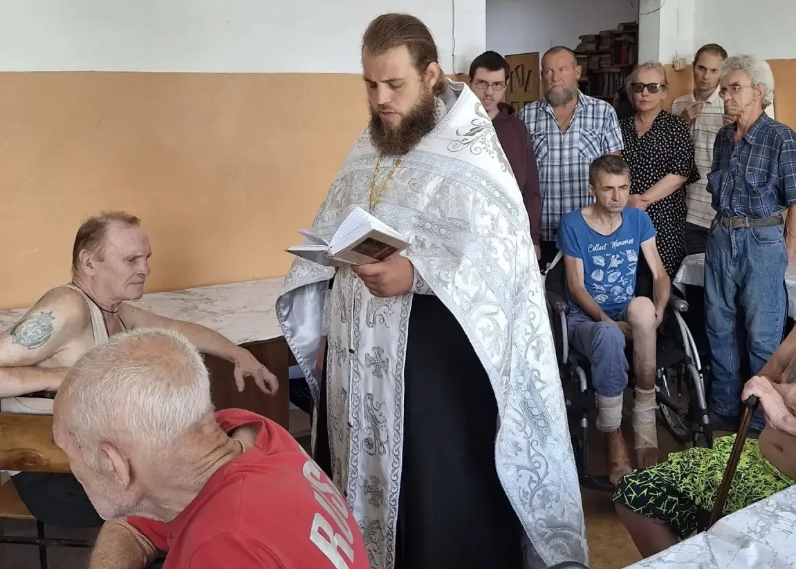 Священник совершил молебен о здравии в Приюте для бездомных.