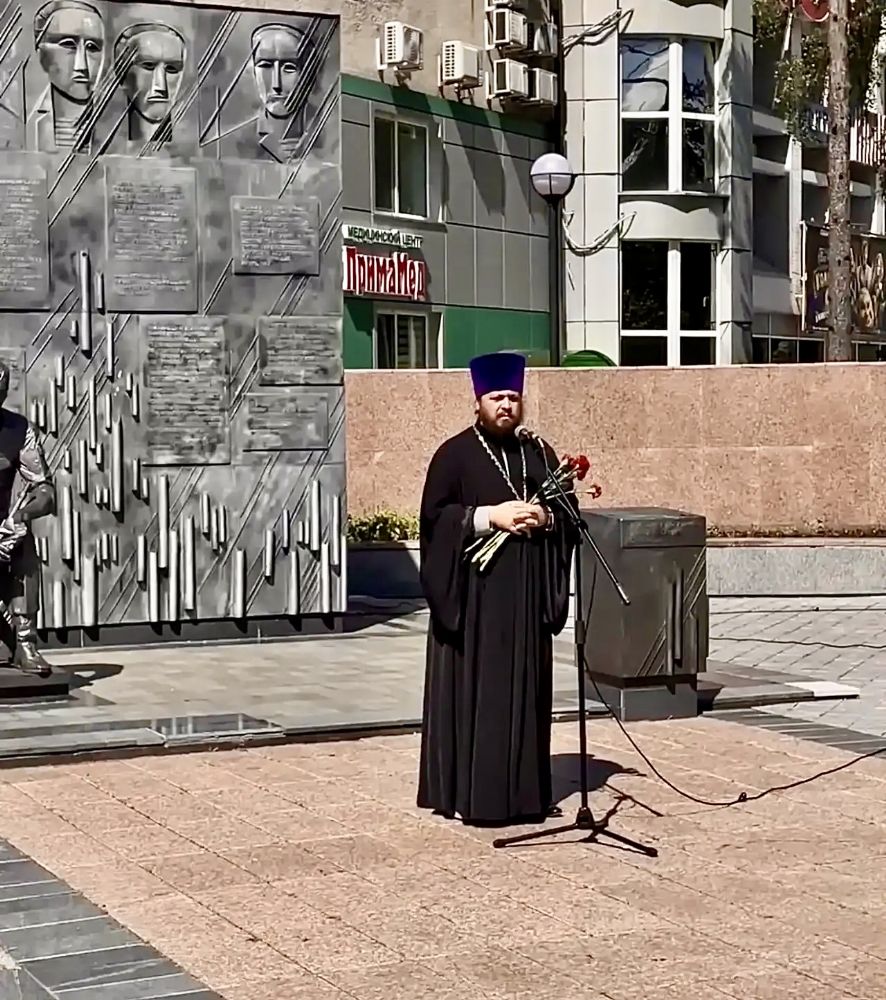 Клирик епархии выступил на городском митинге в День солидарности в борьбе с терроризмом