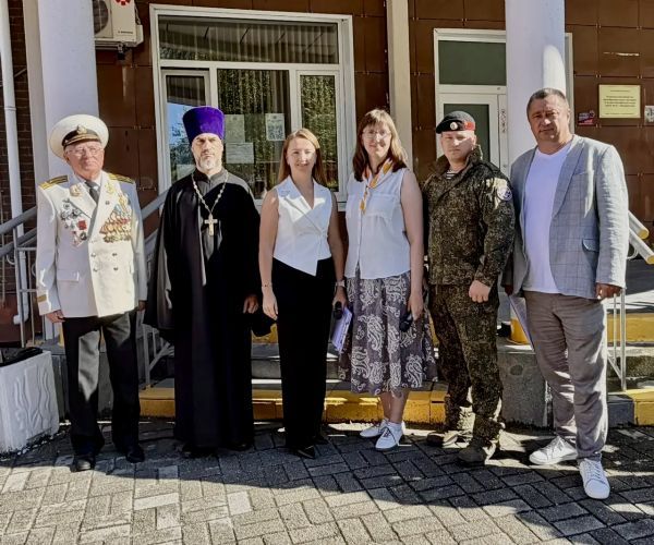 Духовное напутствие и память героев: иерей Алексий Синенко принял участие в линейке в школе № 83