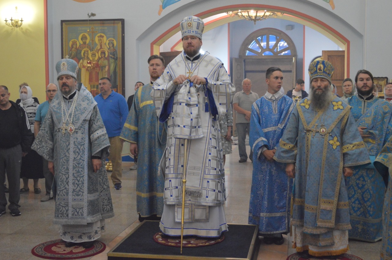 Митрополит Владимир возглавил всенощное бдение в Казанском кафедральном соборе города Находки в канун престольного праздника
