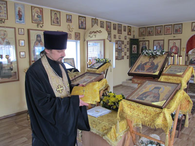 Отец Владислав у храмовых святынь